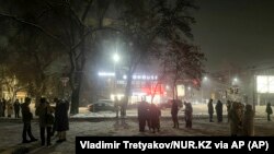 Ýaşaýjylar ýer sarsan mahaly howsalada daşary çykdylar. Almaty