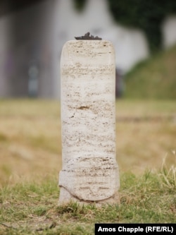 Стилизованный палец на Московском променаде в Будапеште с украинским трезубцем, увенчанный крошечной скульптурой