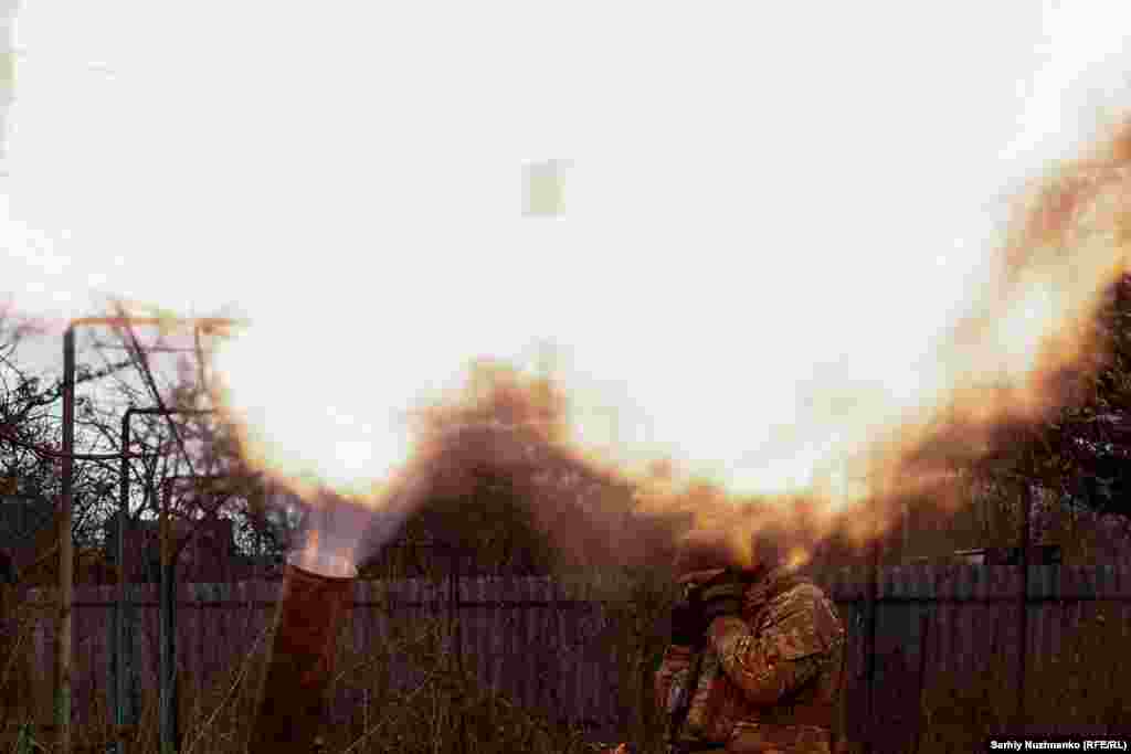 Ուկրաինայի Ազգայի գվարդիայի մարտիկն ականանետ է կիրառում ռուսական զորքերի դեմ