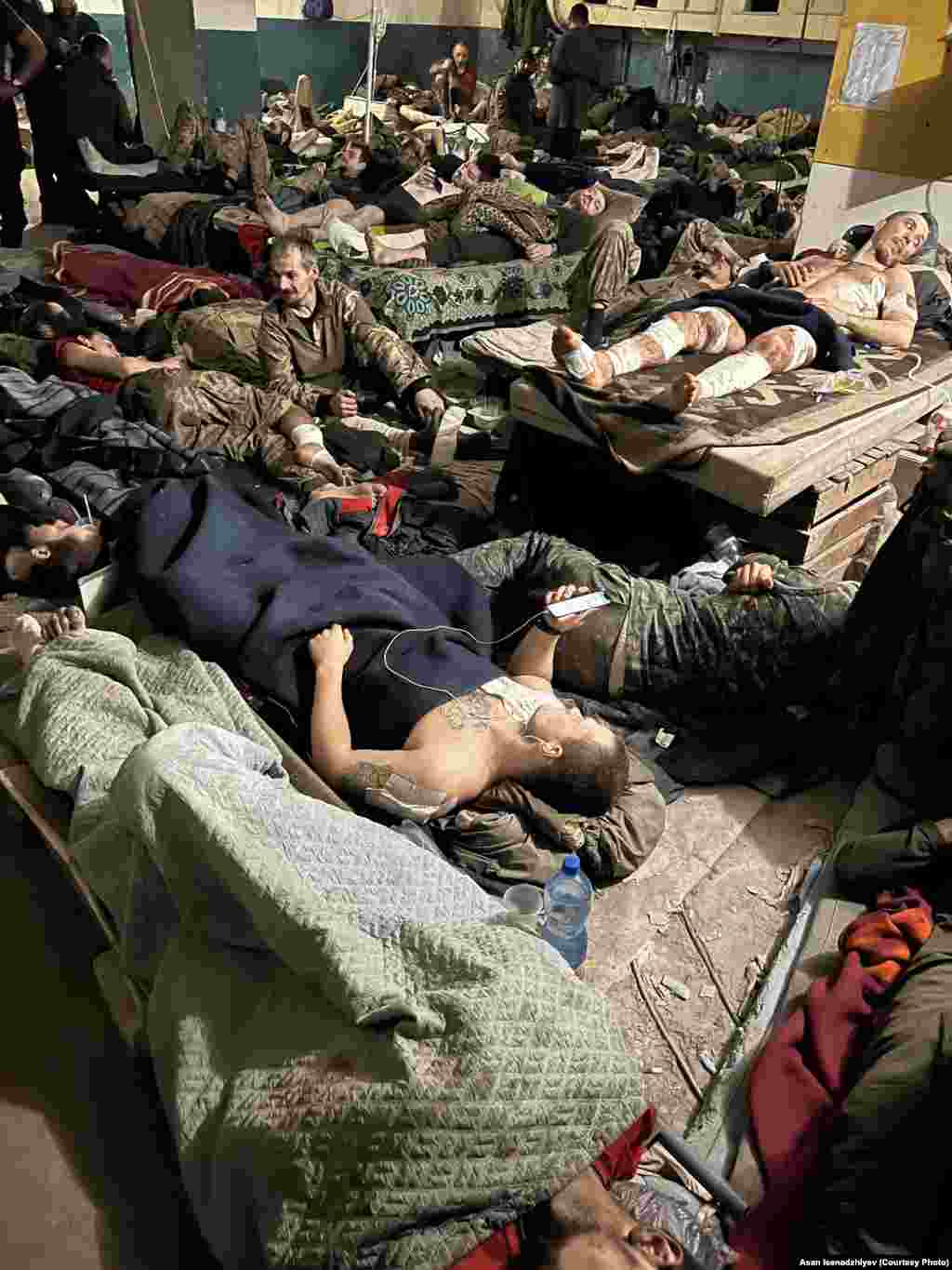 Azovstal hastahanesiniñ binası Asan İsenaciyevniñ aytqanına köre, yüzlernen yaralanğanlar &quot;biri-biriniñ üstünde yatqa edi&quot;. Olarnıñ urbaları qanğa battı, bazıları elâk olğan askerlerniñ urbalarını kiye edi. Er keske azıq yetmey edi, bazıda bir kase aşnı bir qaç kişi aşay edi