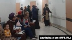 Ene-atalar çagalaryň möhleti geçen azyk önümlerini iýeninden ýa-da içeninden soň, saglyk ýagdaýlarynyň ýaramazlaşyp başlaýandygyny aýdýarlar. (Illýustrasiýa suraty)