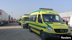 آمبولانس‌های مصری در گذرگاه رفح