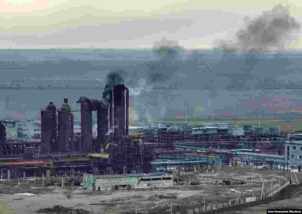 Коксохимический завод в Авдеевке. Фото снято с украинского дрона 20 февраля. Институт изучения войны (The Institute for the Study of War) прогнозирует, что захват Авдеевки будет означать лишь &laquo;немедленную информационную и политическую победу&raquo; Кремля и не приведёт к существенному оперативному прорыву. &laquo;Украинские силы уже давно укрепили многие близлежащие населённые пункты, которые российские войска также пытаются захватить&raquo;, &mdash; сообщил аналитический центр 15 февраля