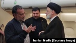 رضی موسوی و ابراهیم رئیسی؛ تاریخ این دیدار که در هواپیما و در جریان یکی از سفرهای رئیسی صورت گرفته، مشخص نیست