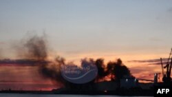 На цьому ілюстративному фото, опублікованому в телеграм-каналі «Крымский ветер» 26 грудня 2023 року, видно дим, що підіймається над Феодосією в контрольованому Росією Криму