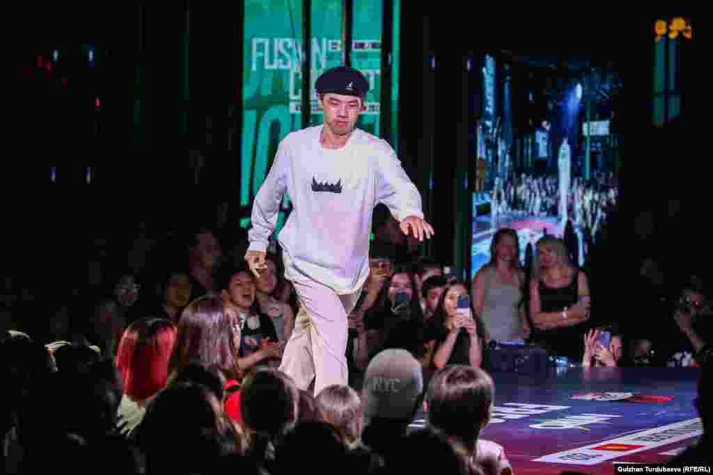 &ldquo;Биз бул мелдешти үчүнчү жылы катары менен өткөрүп жатабыз. Үчүнчү жылы катары менен кыргызстандык бийчилер Ома жана Эма мелдешти утуп келе жатат. Бул кыргызстандык бийчилердин деңгээли өскөнүнөн кабар берет. Мисалы мелдеш үч турда өттү. 40тан ашык команданын ичинен тогуз жуп финалга чыкты. Алардын көпчүлүгү жергиликтүү спортчулар&rdquo;, - деди мелдештин уюштуруучуларынын бири Александр Ли. 