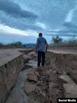 Размытая дорога, по которой местным предложили ездить