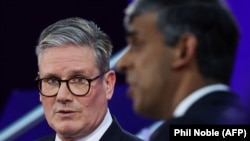 Кир Стармер (солдо) жана Риши Сунак.