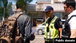 Кыргызстанда иштеп жүргөн мигранттарды текшерүү учурунда тартылган сүрөт. Иллюстрациялык сүрөт.