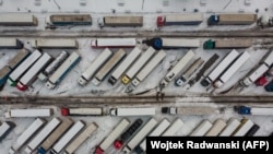 Українські вантажівки на парковці біля польсько-українського переходу Корчова, 5 грудня 2023 року