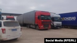 Кыргыз-кытай чек арасындагы Топо участогунда турган автоунаалар.  5-февраль, 2024-жыл.