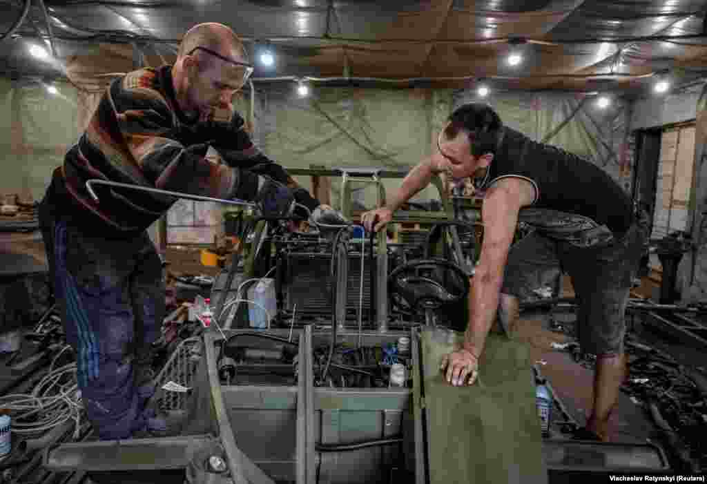 В процесі... Багі є швидкісними транспортними засобами, але вони не мають броні. Тому на фронті їх використовують у ситуаціях, коли треба швидко дістатися певного місця, щоб відкрити вогонь по супротивнику, привезти боєприпаси, продукти і воду, чи забрати поранених, і так само швидко розвернутися і покинути обстрілювану зону.&nbsp;