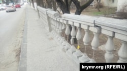 Aqyarnıñ Gagarin caddesinde sarı şerit. 2023 senesi fevralniñ 18-i