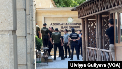 Fərid Mehralızadə məhkəmədən aparılır