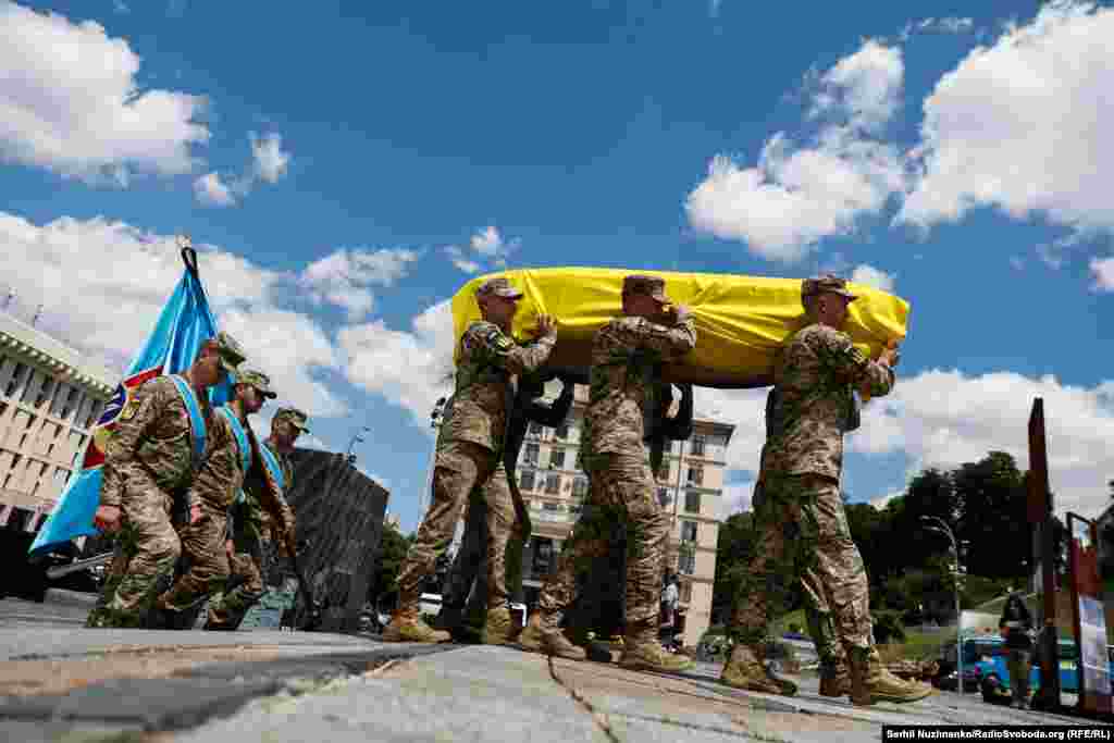 Прощання з Валентином Коренчуком на Майдані Незалежності у Києві