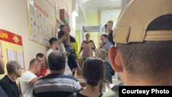 Мужчины в российском военкомате