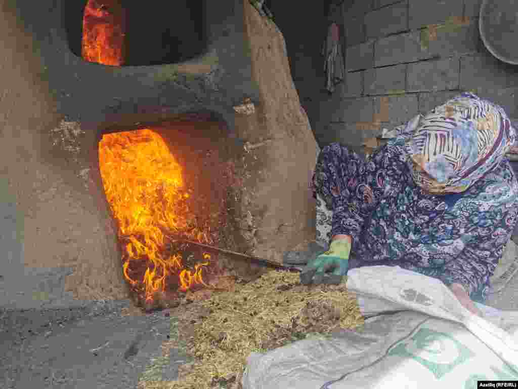 Хәдичә ханым монда икмәк пешерә. Бөгрүделиктә аны &quot;нан&quot; диләр.