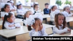 Бишкектеги мектептин бириндеги окуучулар