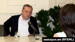 Авет Адонц беседует с корреспондентом Радио Азатутюн