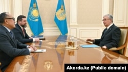 Қазақстан президенті Қасым-Жомарт Тоқаев (оң жақта) Kaspi компаниясының негізін салған Вячеслав Ким (сол жақтан бірінші) мен Михаил Ломтадзені қабылдап отыр. Алматы, 25 қаңтар, 2024 жыл.