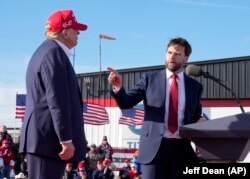 ونس در یک نشست انتخاباتی در ایالت اوهایو در کنار دونالد ترامپ در اسفندماه سال گذشته