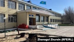 Қаратал ауылындағы Шығанақ Берсиев атындағы мектептің ауласындағы қазан-ошақ. 13 сәуір, 2024 жыл.