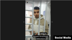 Али Эргешев 2023-жылдын май айында болгон бейбаштык окуясы боюнча козголгон кылмыш иштин алкагында кармалган учуру. 13-февраль, 2024-жыл. 