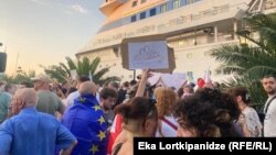 Обурення населення викликали заяви деяких російських туристів, що прибули, про те, що Росія нібито «звільнила Абхазію від грузинів»