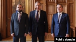 Armenian Foreign Minister Ararat Mirzoian (left) and his Azerbaijani counterpart, Jeyhun Bayramov (right), meet with Russian FM Sergei Lavrov in Moscow on July 25/ 