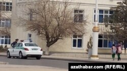 Aşgabat. Paýtagtyň polisiýasy içerki migrantlary gözläp tapmak we olary gelen welaýatlaryna ugratmak ýa-da wagtlaýyn tussag etmek işlerini baýramçylyklaryň öňýany has-da güýçlendirýär. 