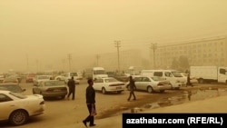 Частые пыльные бури в регионе отрицательно сказываются на здоровье жителей. Байрамали, Мары. 