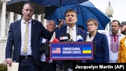 На передньому плані зліва направо: співголови Групи підтримки України в Конгресі США Браян Фіцпатрік, Майк Квіглі і Марсі Каптур на пресконференції. Вашингтон, 31 січня 2023 року