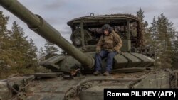 Українські військові керують танком на дорозі в Лиманському районі, 21 січня 2024 року