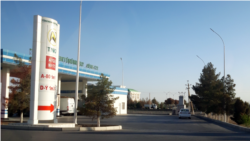 Diňle: Ýangyja baý Balkanda benzin nobatlary ulalýar