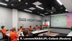 اعضای تیم کاری بالگرد نبوغ به هنگام دریافت پایان گرفتن اولین مأموریت آن در آوریل ۲۰۲۱