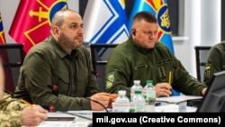 Головнокомандувач Збройних сил України Валерій Залужний (праворуч) та міністр оборони Рустем Умєров під час віртуального засідання Контактної групи з питань оборони України у форматі Rammstein, Київ, 23 січня 2024 року