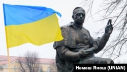 Архівна світлина. Пам'ятник Августину Волошину в Ужгороді