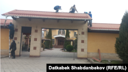 Снос забора дома Матраимова. 8 января 2024 года. 