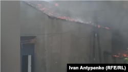 Горить дах будинку, на який дрон скинув вибухівку на правобережній Херсонщині