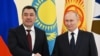 Президент Киргизстану Садир Жапаров (зліва) тисне руку президенту Росії Володимиру Путіну під час Євразійського економічного форуму у Санкт-Петербурзі 25 грудня 2023 року