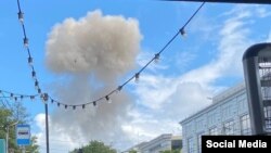 Таганрогдо болгон жарылуудан кийин абага көтөрүлгөн түтүн. 28-июль, 2023-жыл.