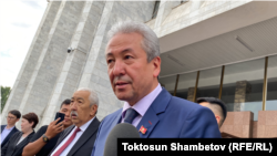 Адахан Мадумаров на выходе из здания Жогорку Кенеша. 22 июня 2023 года.