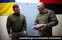 Військовослужбовці подарували президенту сувенір – годинник із зображенням Державного герба України та мапи Криму, який виготовлено з частини ствола підбитої ворожої гармати