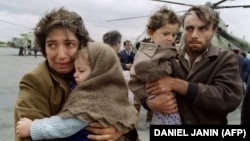 Փախստական ընտանիքը ուղղաթիռով Արցախից ժամանում է Երևան, 13-ը մայիսի, 1991թ.