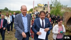 Служебният регионален министър Иван Шишков (вдясно) в Кресна, 16 май 2023 г.