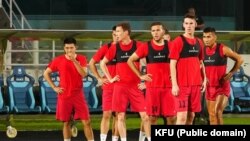 Футбол боюнча улуттук курама команданын оюнчулары машыгуу учурунда.  Архивдик сүрөт.