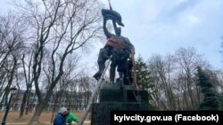 «Ідеологічна роль цього постаменту полягала у возвеличенні більшовиків, котрі влаштували збройний заколот проти Центральної Ради та Української Народної Республіки», – кажуть у КМДА 