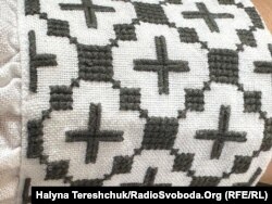 Відтворений елемент орнаменту з сорочки Бандери