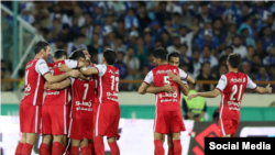 این جدال پر زد و خورد به دلیل مصدومیت داور و با احتساب وقت‌های تلف شده، بیش از ۱۳۰ دقیقه به طول انجامید