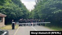 "ყვარლის ტბის" შესასვლელს პოლიცია იცავს